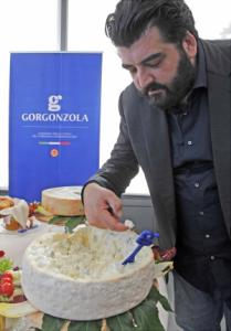 Antonino Cannavacciuolo mentre assaggia il Gorgonzola del Consorzio